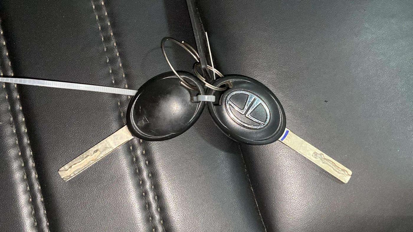 2024 Tata ALTROZ XE CNG, CNG, Manual, 28,101 km, Key Close Up