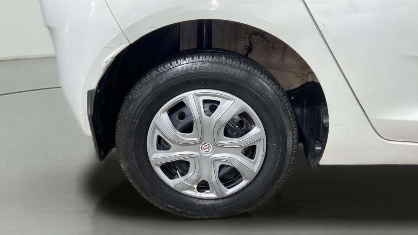 2024 Tata ALTROZ XE CNG, CNG, Manual, 28,101 km, Right Rear Wheel