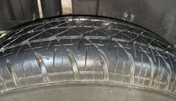 2017 Maruti Swift LXI (O), Petrol, Manual, 9,381 km, Right Rear Tyre Tread