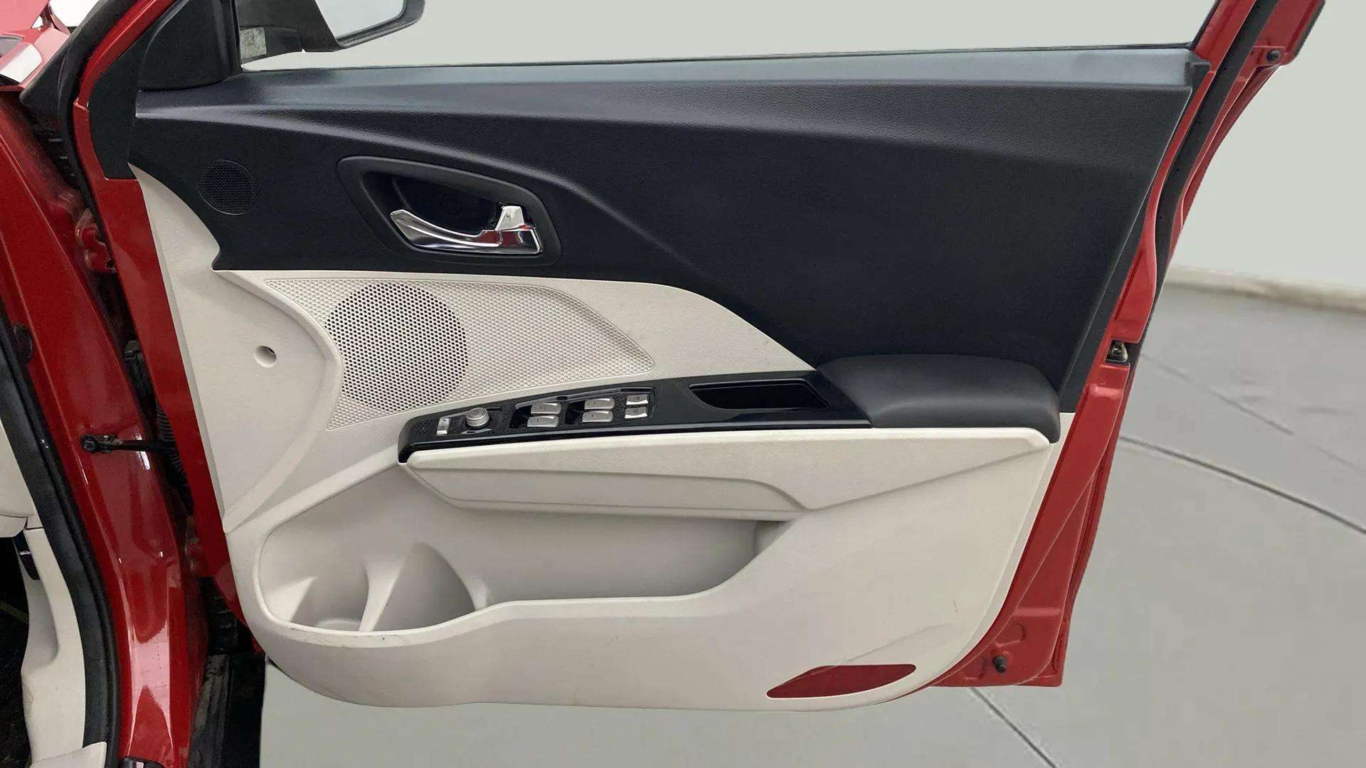 Driver-side-door-panel-control-39