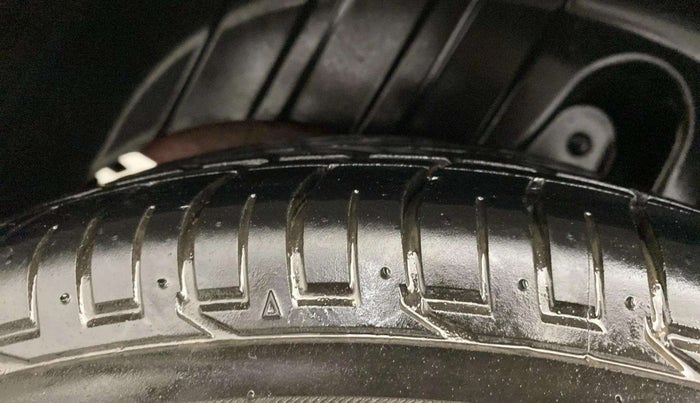 2022 Mahindra XUV300 W8 1.5 DIESEL, Diesel, Manual, 13,218 km, Right Rear Tyre Tread