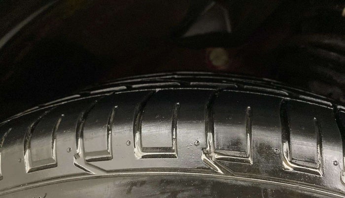 2022 Mahindra XUV300 W8 1.5 DIESEL, Diesel, Manual, 13,218 km, Right Front Tyre Tread