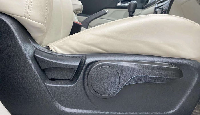 2022 Mahindra XUV300 W8 1.5 DIESEL, Diesel, Manual, 13,218 km, Driver Side Adjustment Panel