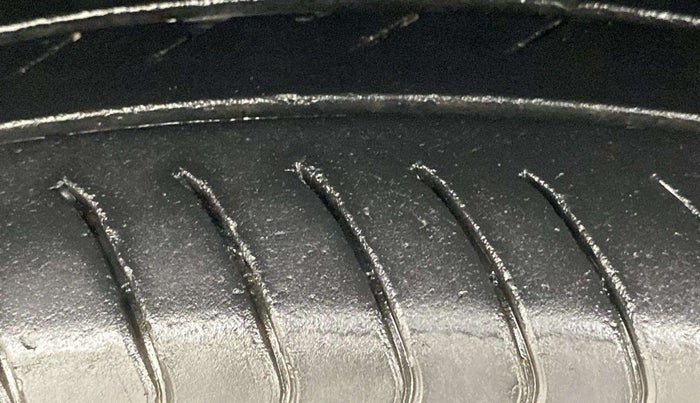 2022 Volkswagen TAIGUN HIGHLINE 1.0 TSI MT, Petrol, Manual, 30,496 km, Left Front Tyre Tread