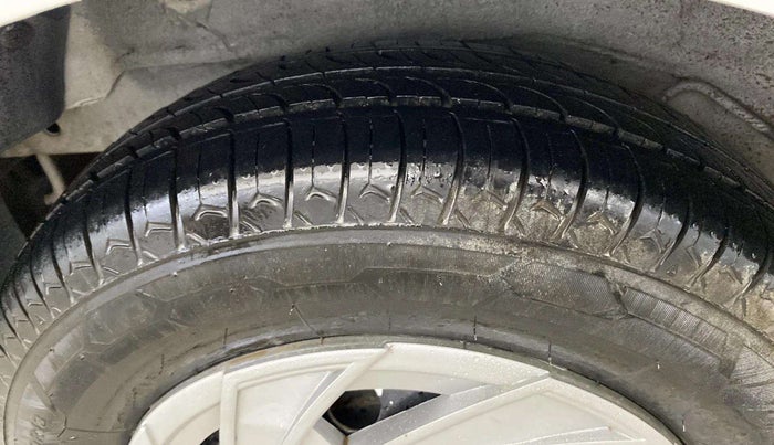 2013 Hyundai i10 MAGNA 1.1, CNG, Manual, 67,210 km, Left Front Tyre Tread