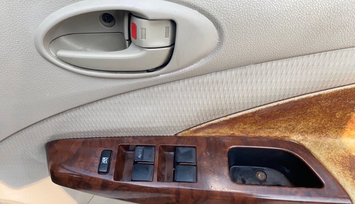 2014 Toyota Etios VD, Diesel, Manual, 25,949 km, Driver Side Door Panels Control