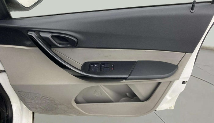 2018 Tata Tiago WIZZ EDITION PETROL, Petrol, Manual, 32,885 km, Driver Side Door Panels Control