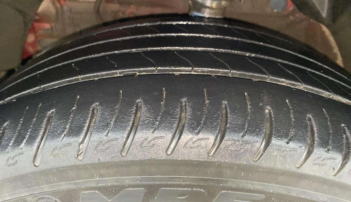 2019 Mahindra XUV300 W8 1.2 PETROL, Petrol, Manual, 31,640 km, Left Front Tyre Tread