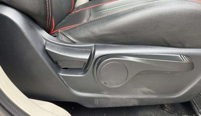 2019 Mahindra XUV300 W8 1.2 PETROL, Petrol, Manual, 31,640 km, Driver Side Adjustment Panel