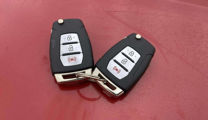 2019 Mahindra XUV300 W8 1.2 PETROL, Petrol, Manual, 31,640 km, Key Close Up