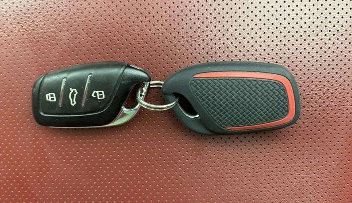 2022 MG ASTOR SAVVY 1.5 CVT S RED, Petrol, Automatic, 32,138 km, Key Close Up