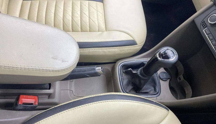 2013 Skoda Rapid ELEGANCE 1.6 TDI CR MT, Diesel, Manual, 1,29,133 km, Gear Lever