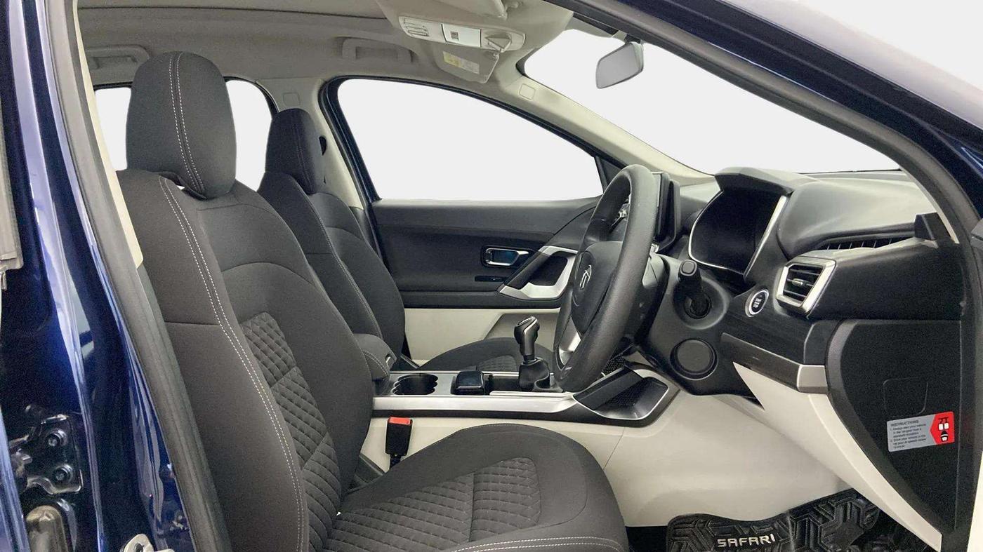 2023 Tata Safari XZ PLUS 2.0L RED DARK EDITION 7 STR MT, Diesel, Manual, 37,922 km, Right Side Front Door Cabin