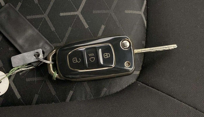 2022 Tata NEXON XM SUNROOF PETROL, Petrol, Manual, 26,016 km, Key Close Up