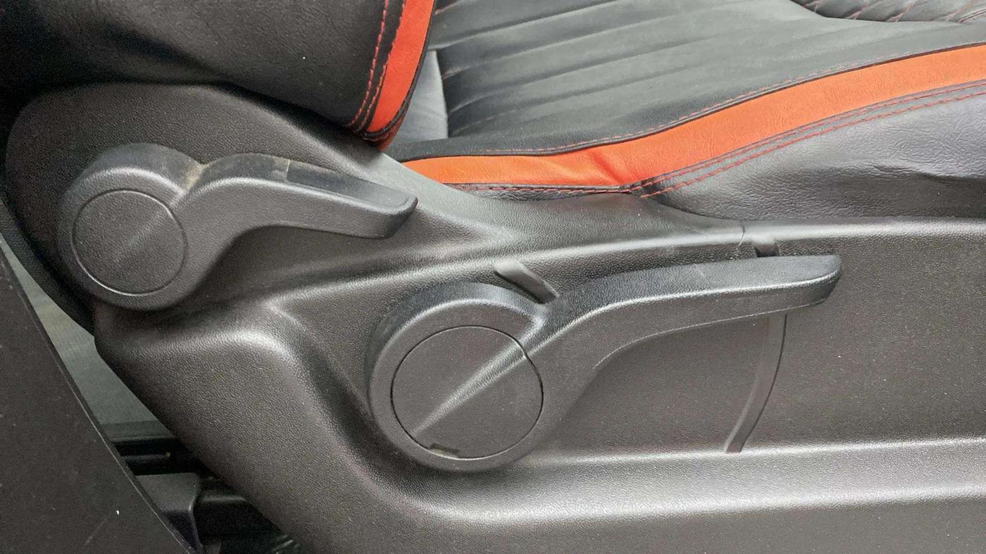 2018 Mahindra XUV500 W9, Diesel, Manual, 60,452 km, Driver Side Adjustment Panel