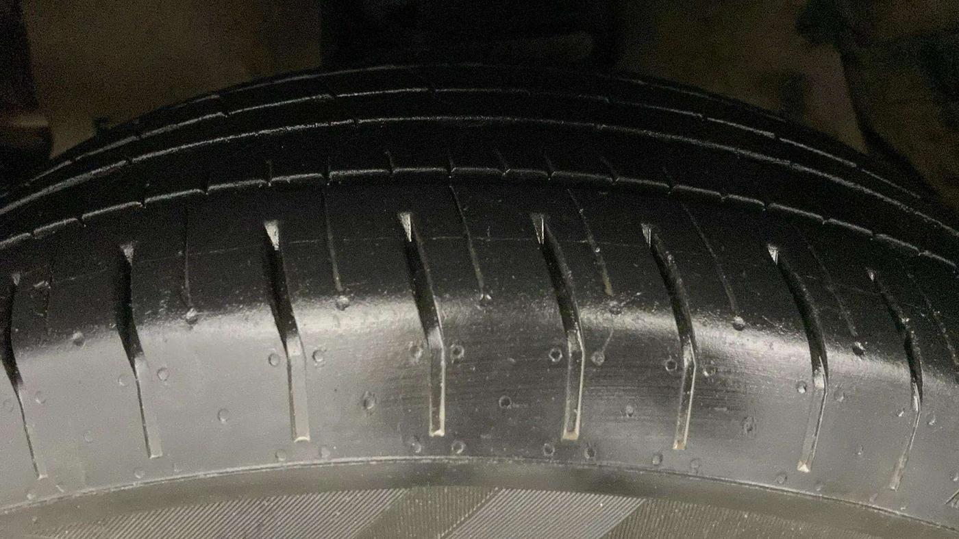2022 Toyota Innova Crysta 2.4 GX AT 7 STR, Diesel, Automatic, 84,125 km, Left Front Tyre Tread
