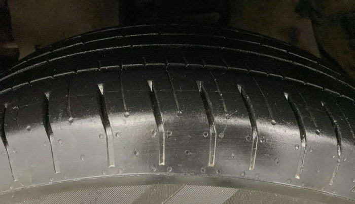 2022 Toyota Innova Crysta 2.4 GX AT 7 STR, Diesel, Automatic, 84,125 km, Left Front Tyre Tread