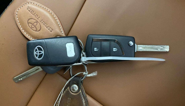 2022 Toyota Innova Crysta 2.4 GX AT 7 STR, Diesel, Automatic, 84,125 km, Key Close Up