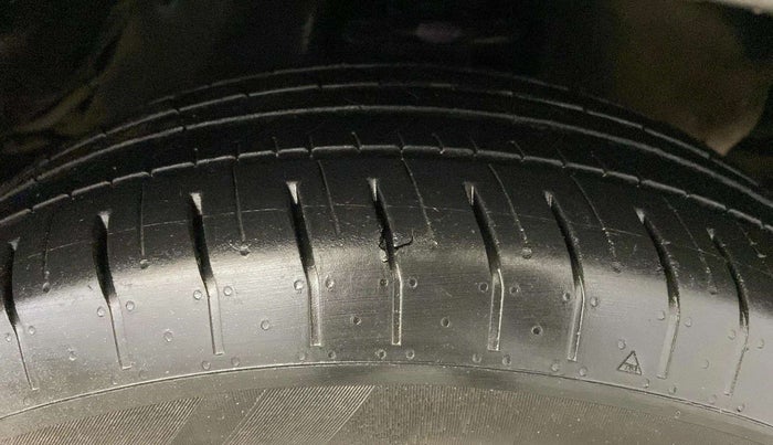 2022 Toyota Innova Crysta 2.4 GX AT 7 STR, Diesel, Automatic, 84,125 km, Right Front Tyre Tread