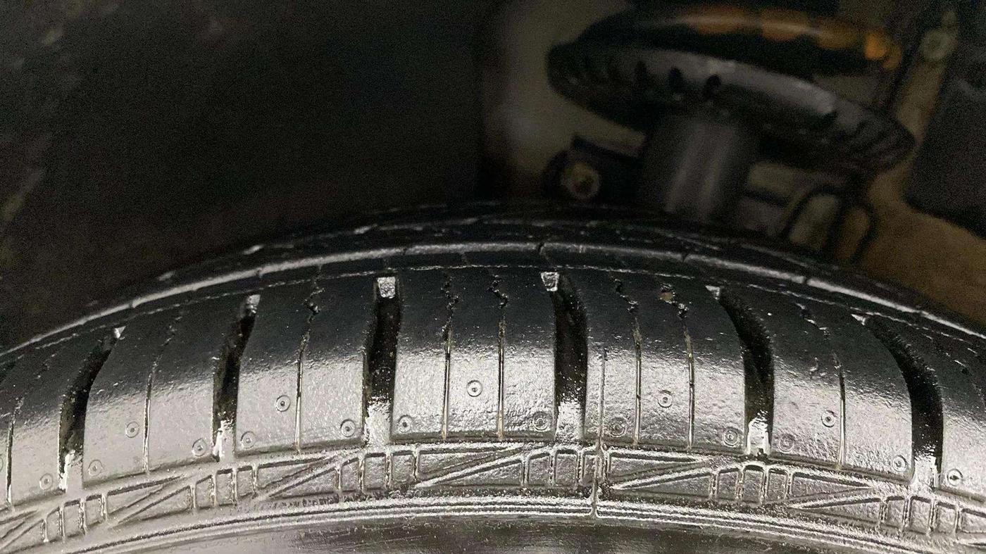 2020 Volkswagen Polo TRENDLINE 1.0L, Petrol, Manual, 40,344 km, Left Front Tyre Tread