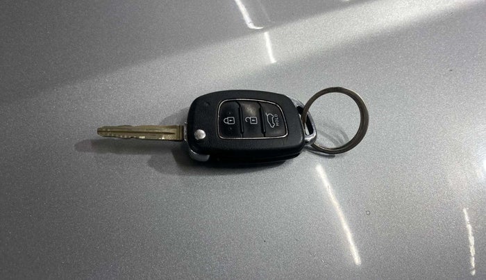 2020 Hyundai VENUE S 1.2, Petrol, Manual, 40,510 km, Key Close Up