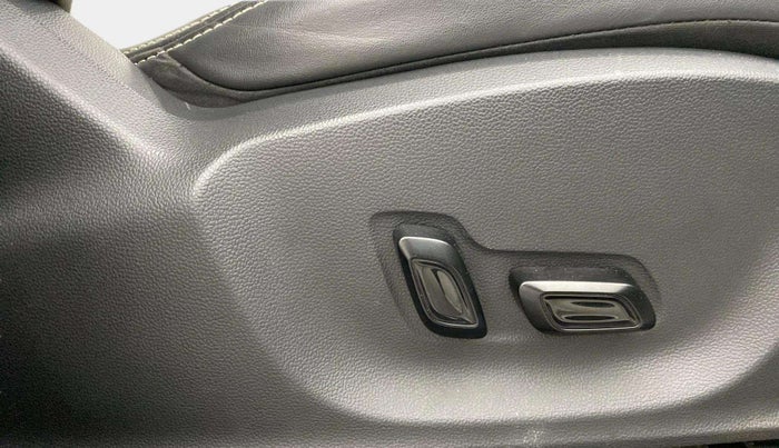 2022 MG ASTOR SHARP 1.5 MT, Petrol, Manual, 33,371 km, Driver Side Adjustment Panel