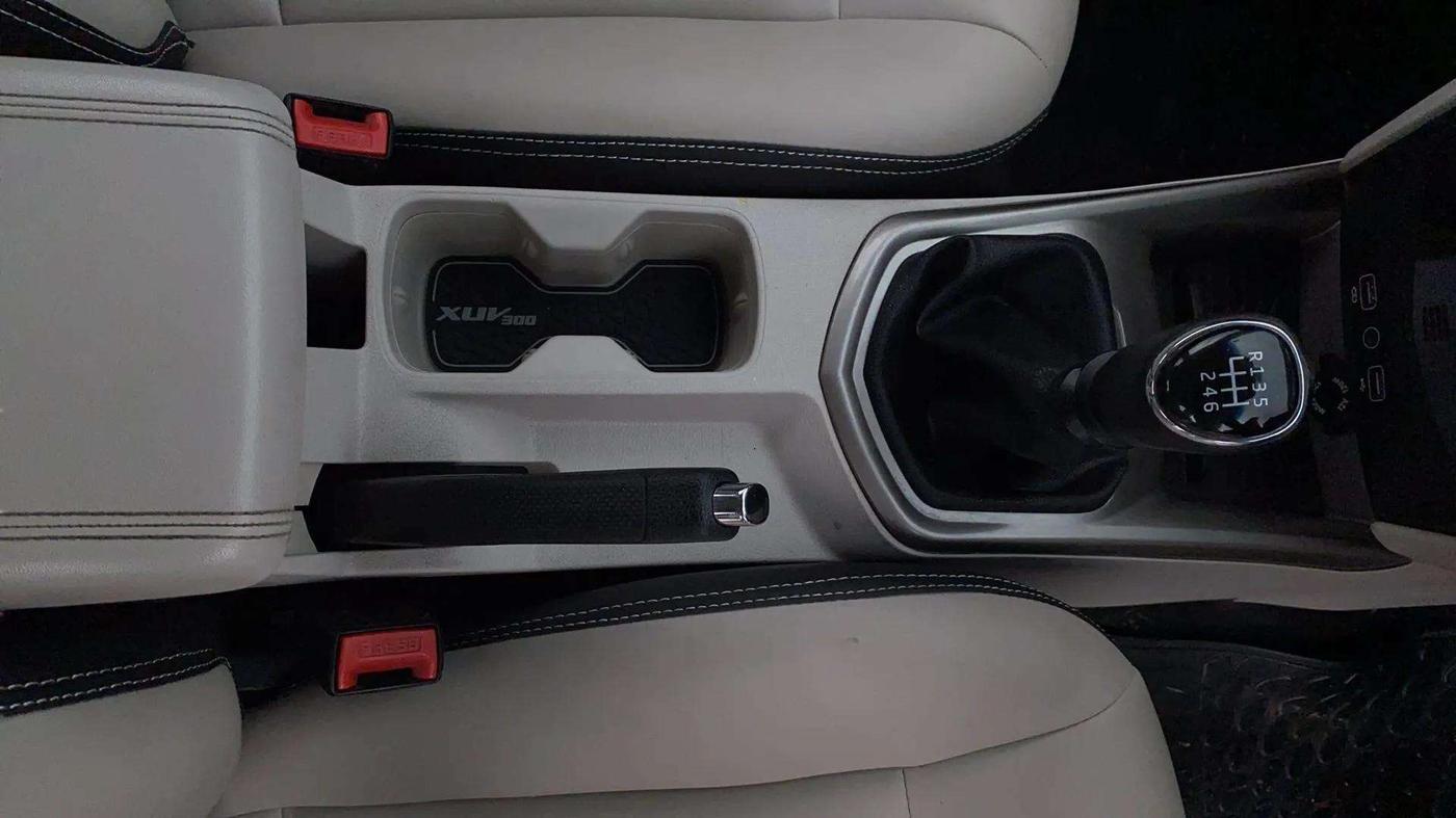 2021 Mahindra XUV300 W8 1.2 PETROL, Petrol, Manual, 64,418 km, Gear Lever