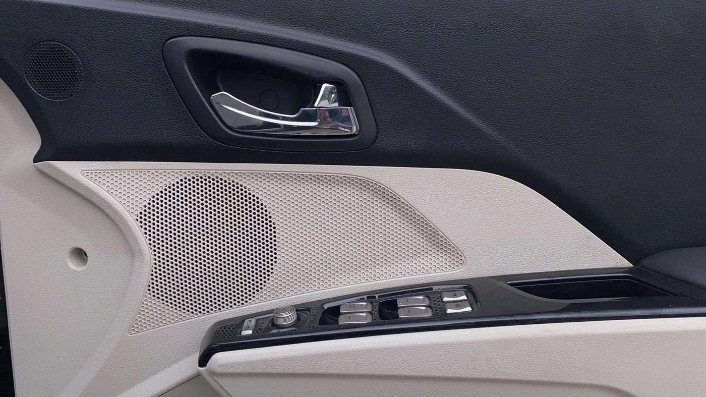 2021 Mahindra XUV300 W8 1.2 PETROL, Petrol, Manual, 64,418 km, Driver Side Door Panels Control