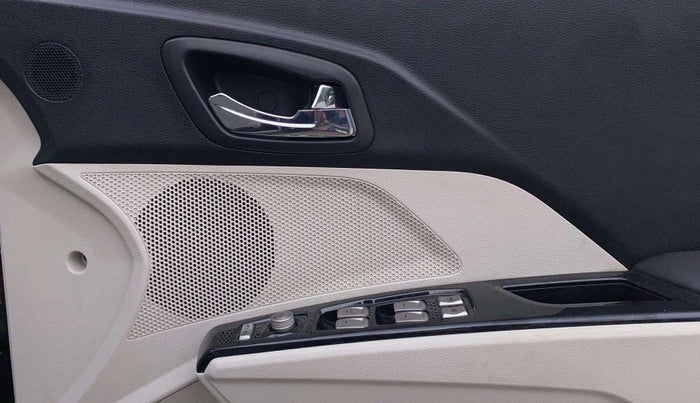 2021 Mahindra XUV300 W8 1.2 PETROL, Petrol, Manual, 64,418 km, Driver Side Door Panels Control