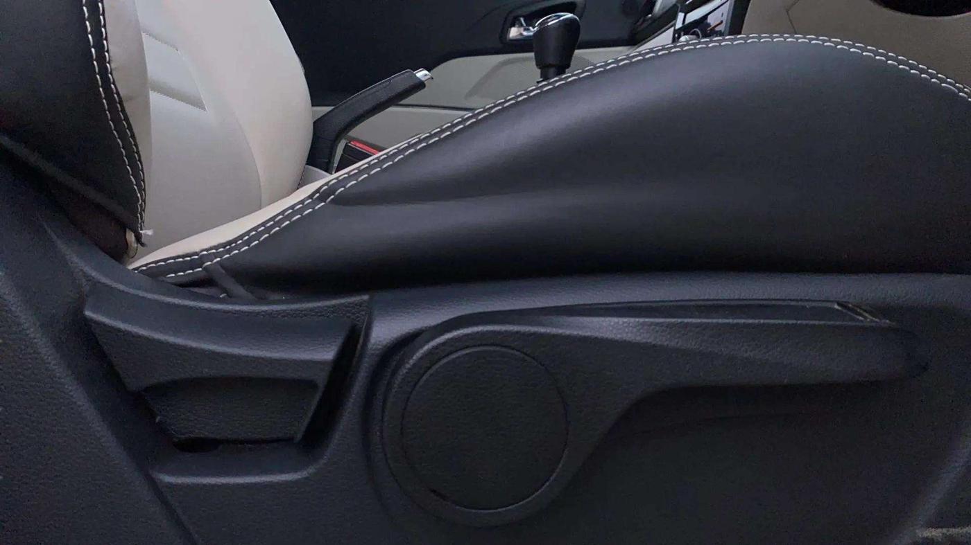 2021 Mahindra XUV300 W8 1.2 PETROL, Petrol, Manual, 64,418 km, Driver Side Adjustment Panel
