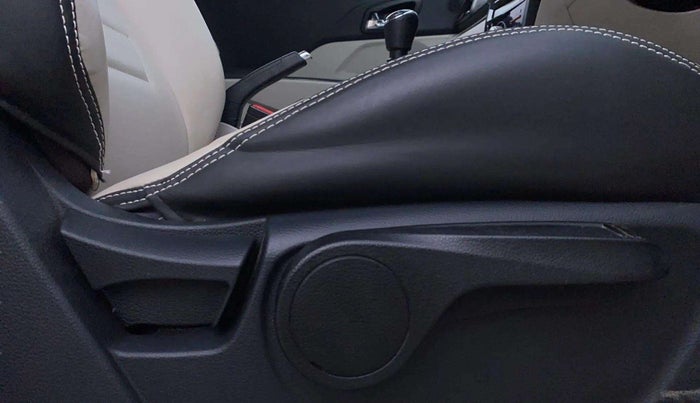 2021 Mahindra XUV300 W8 1.2 PETROL, Petrol, Manual, 64,418 km, Driver Side Adjustment Panel