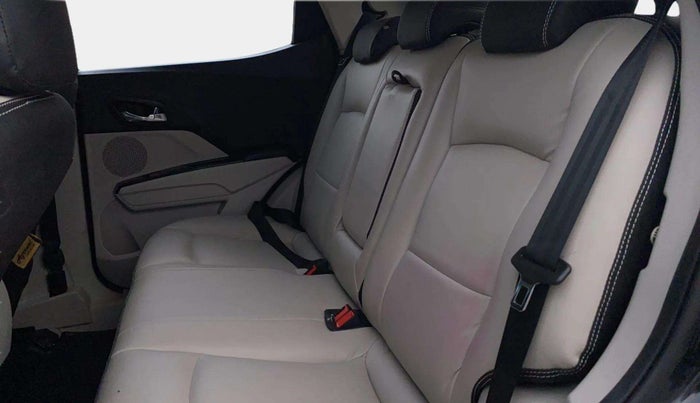 2021 Mahindra XUV300 W8 1.2 PETROL, Petrol, Manual, 64,418 km, Right Side Rear Door Cabin