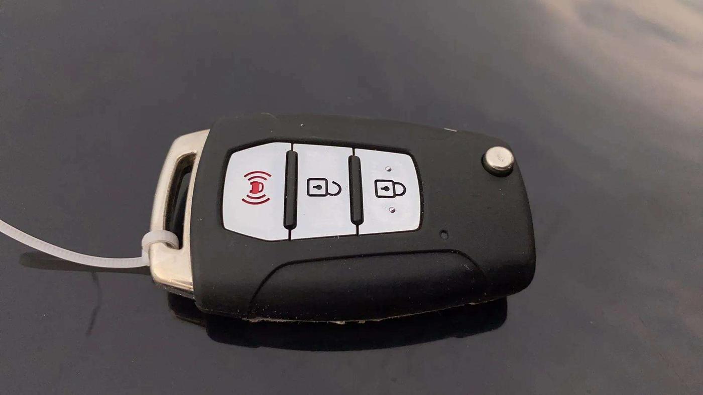 2021 Mahindra XUV300 W8 1.2 PETROL, Petrol, Manual, 64,418 km, Key Close Up