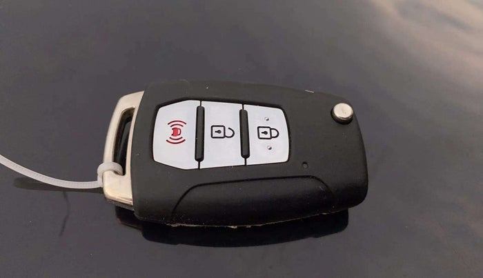 2021 Mahindra XUV300 W8 1.2 PETROL, Petrol, Manual, 64,418 km, Key Close Up