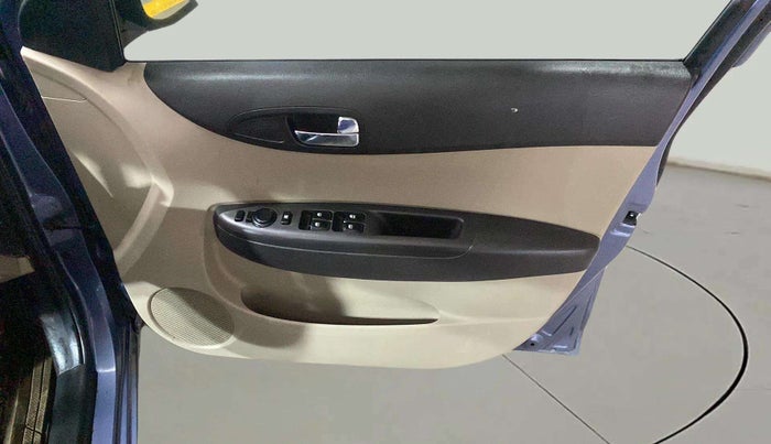 2013 Hyundai i20 MAGNA 1.2, Petrol, Manual, 41,743 km, Driver Side Door Panels Control
