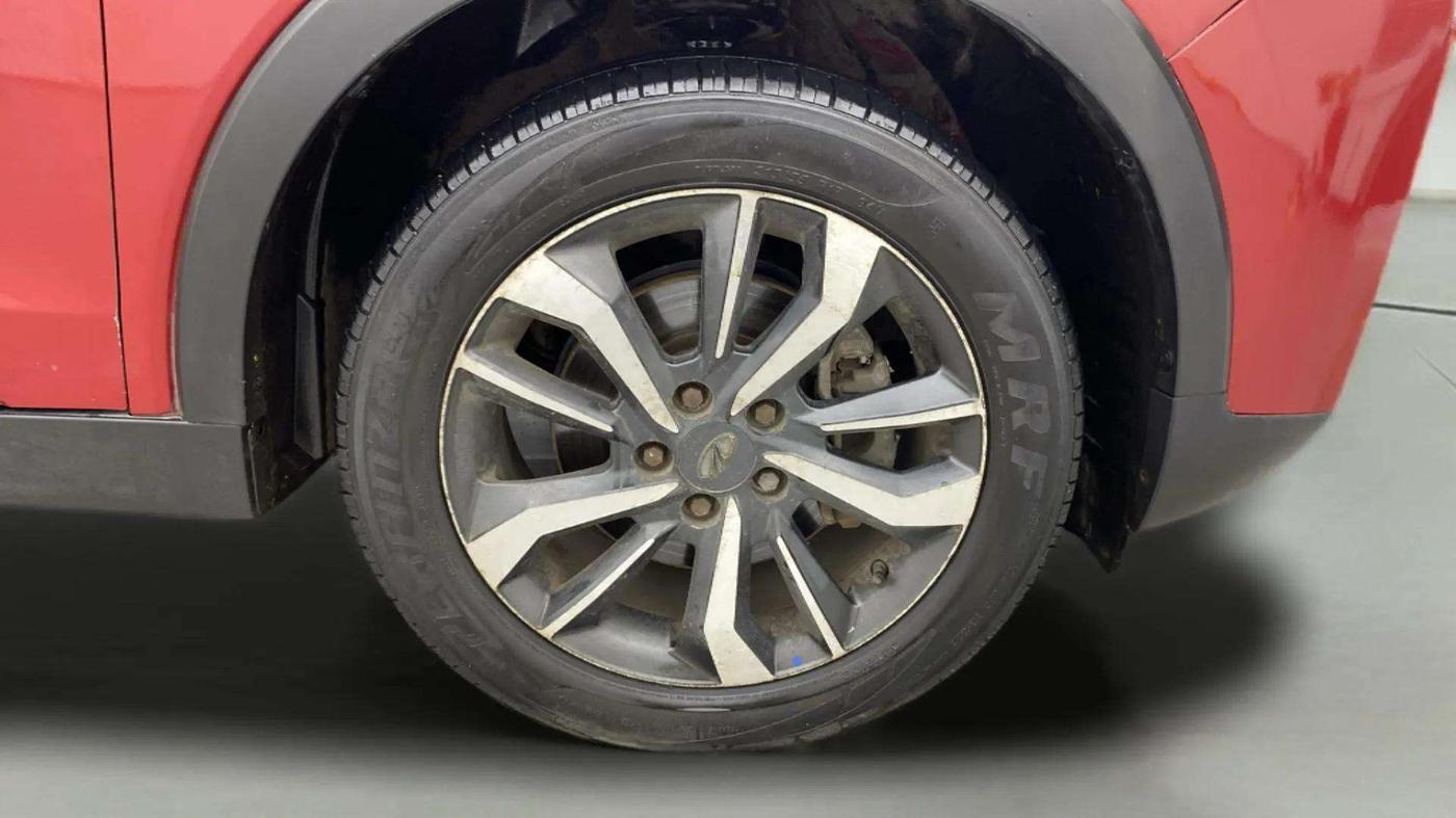 2019 Mahindra XUV300 W8 (O) 1.5 DIESEL, Diesel, Manual, 84,126 km, Right Front Wheel