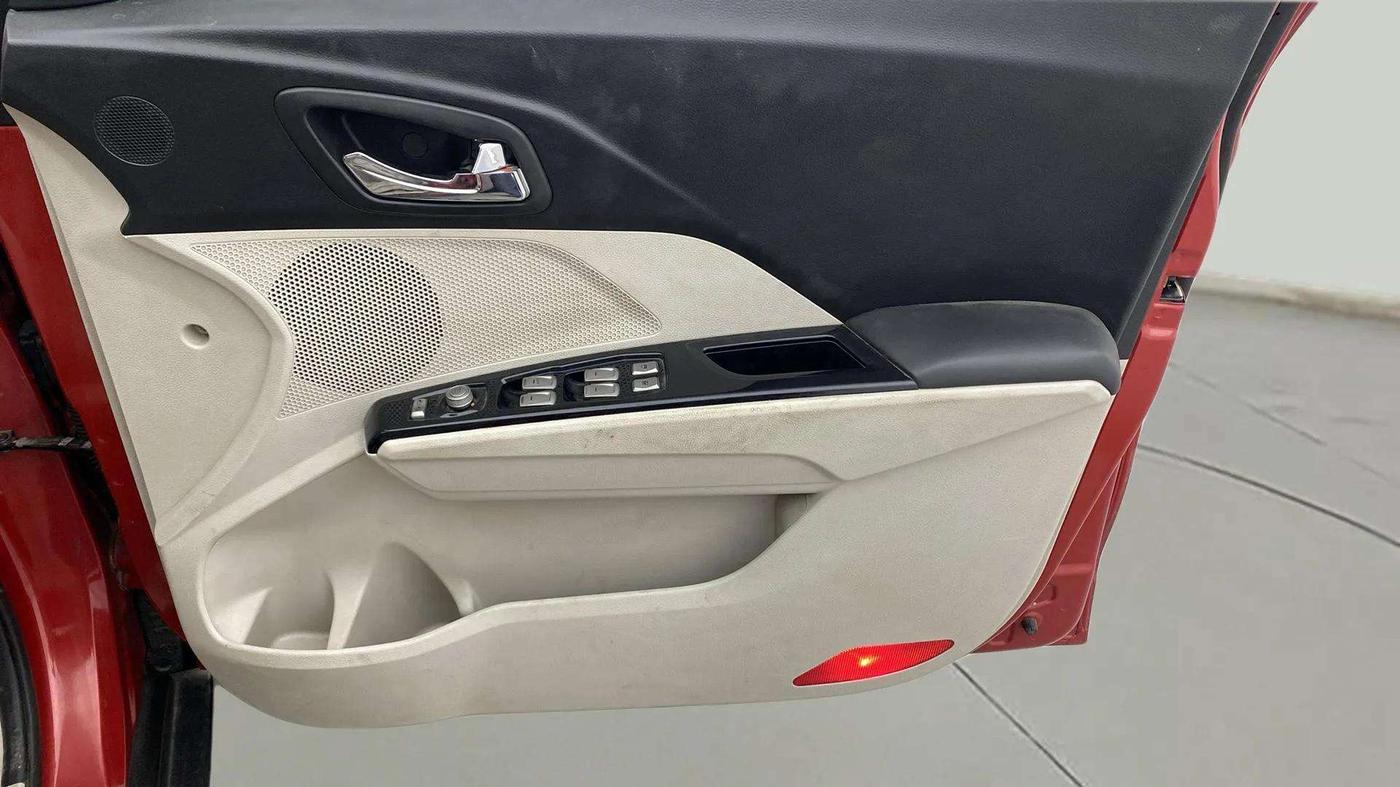 2019 Mahindra XUV300 W8 (O) 1.5 DIESEL, Diesel, Manual, 84,126 km, Driver Side Door Panels Control