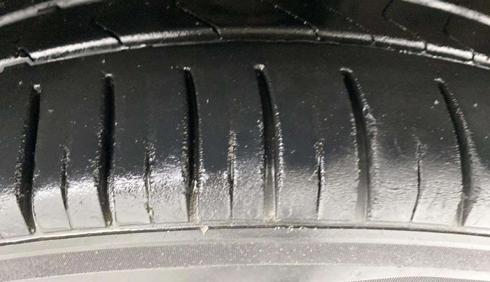 2019 Mahindra XUV300 W8 (O) 1.5 DIESEL, Diesel, Manual, 83,911 km, Right Front Tyre Tread