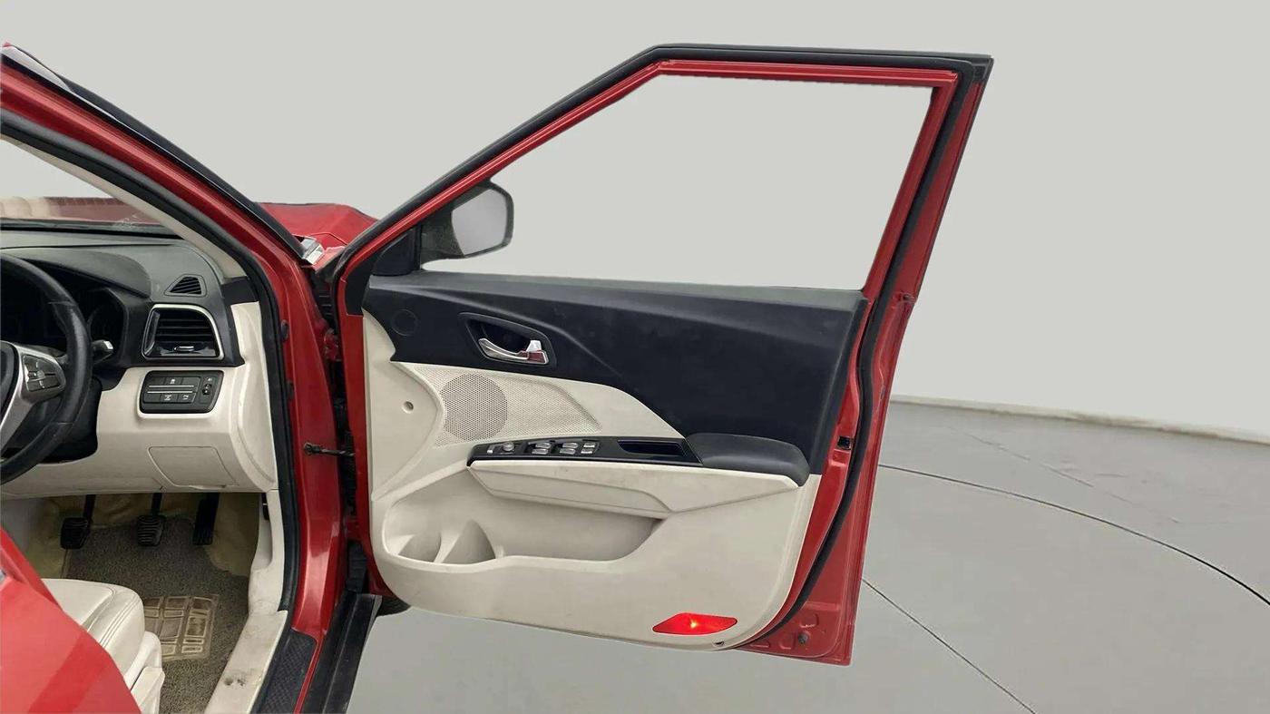 2019 Mahindra XUV300 W8 (O) 1.5 DIESEL, Diesel, Manual, 84,126 km, RHS Front Door