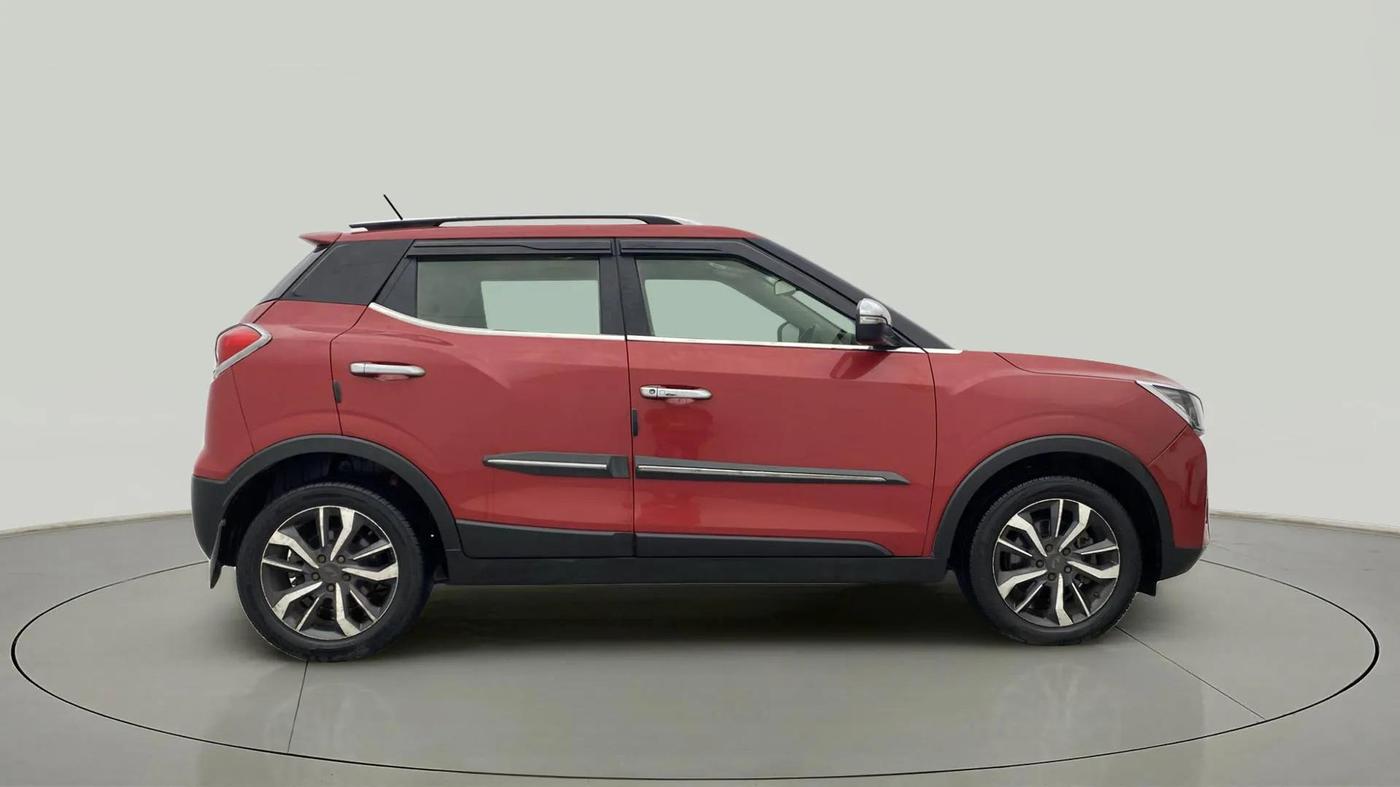 2019 Mahindra XUV300 W8 (O) 1.5 DIESEL, Diesel, Manual, 84,126 km, Right Side View