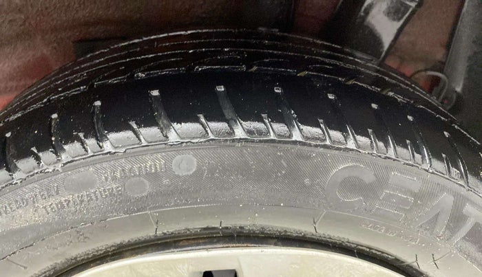 2015 Hyundai Xcent S 1.2, CNG, Manual, 1,06,921 km, Left Rear Tyre Tread