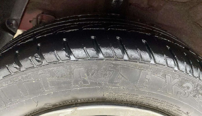 2015 Hyundai Xcent S 1.2, CNG, Manual, 1,06,921 km, Right Rear Tyre Tread