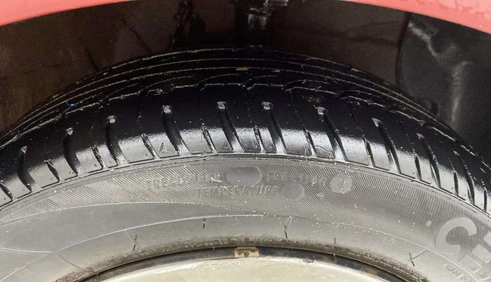 2015 Hyundai Xcent S 1.2, CNG, Manual, 1,06,921 km, Right Front Tyre Tread