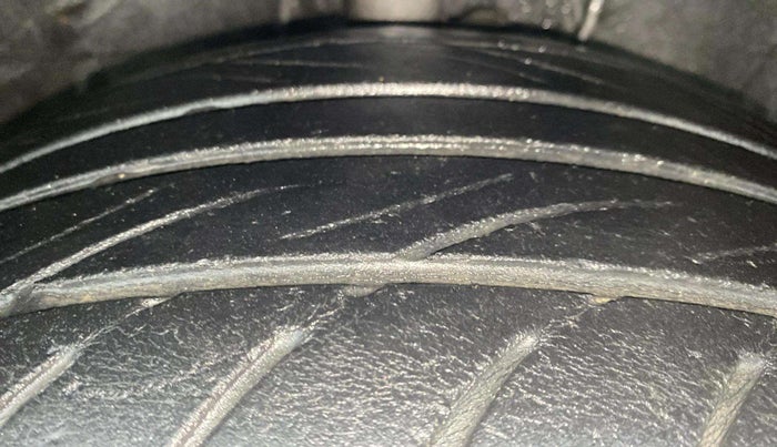 2013 Hyundai i20 MAGNA (O) 1.2, Petrol, Manual, 34,923 km, Right Front Tyre Tread