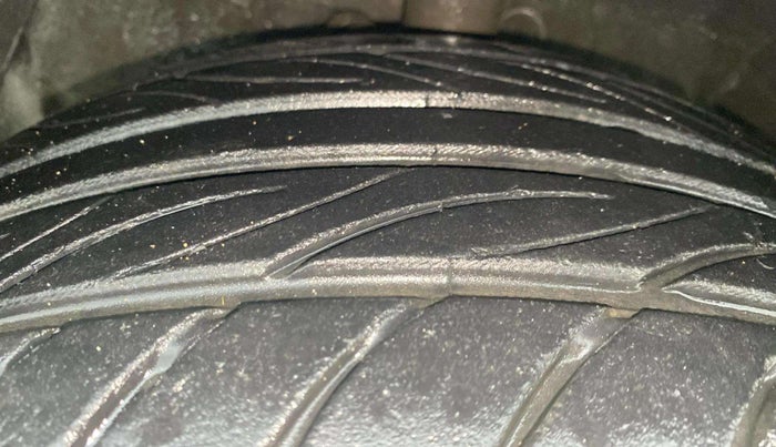 2013 Hyundai i20 MAGNA (O) 1.2, Petrol, Manual, 34,923 km, Left Front Tyre Tread