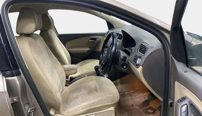 2016 Volkswagen Vento HIGHLINE 1.6 MPI, Petrol, Manual, 67,353 km, Right Side Front Door Cabin
