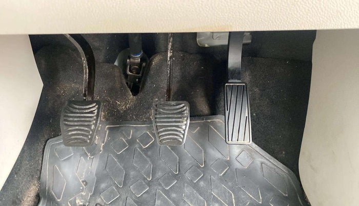 2023 Mahindra XUV300 W8 1.2 PETROL, Petrol, Manual, 16,964 km, Pedals