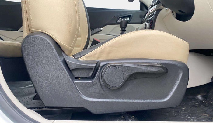 2023 Mahindra XUV300 W8 1.2 PETROL, Petrol, Manual, 16,964 km, Driver Side Adjustment Panel