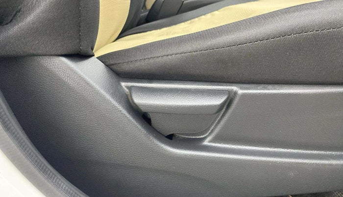 2016 Hyundai Eon MAGNA +, Petrol, Manual, 61,783 km, Driver Side Adjustment Panel