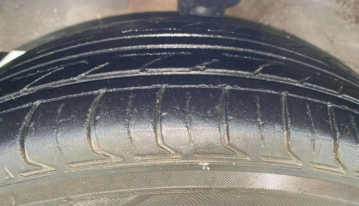 2016 Hyundai Eon MAGNA +, Petrol, Manual, 61,783 km, Left Front Tyre Tread